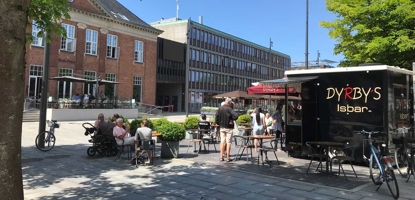 Isbar ved Dyrbys på Torvet